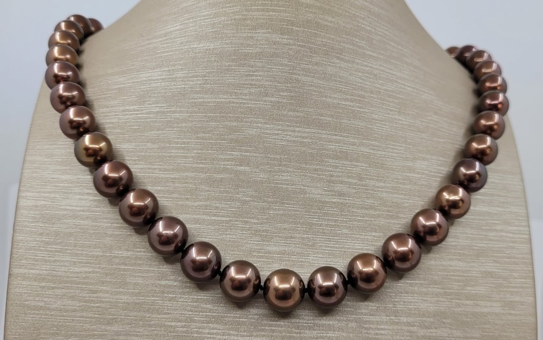 Necklace PSL Certified Chocolate Tahitian Pearls 8.1x10.9mm - Yellow Gold Clasp: Title: Necklace PSL Certified Chocolate Tahitian Pearls 8.1x10.9mm - Yellow Gold Clasp Description: This necklace is in the category of the Tahitian Pearls according to the tested results and the P.S.