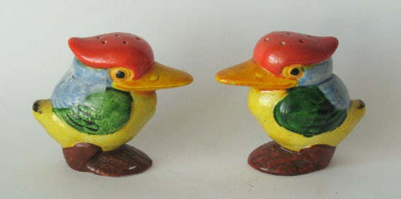 Pair of vintage colorful pottery bird salt & pepper shakers.