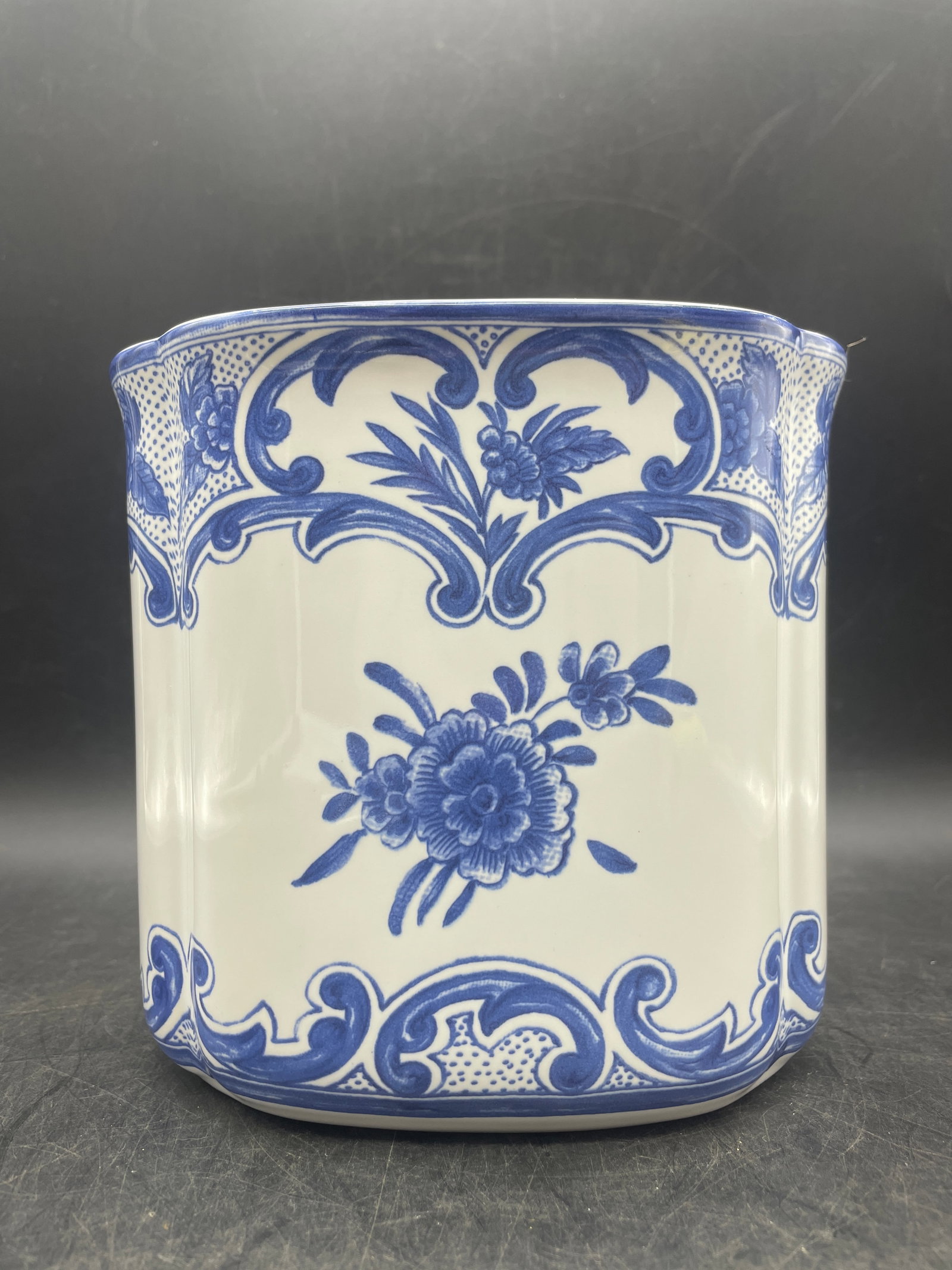 Tiffany & Co. Vintage Tiffany 1996 Delft Blue Cache Pot Cachepot: Title: Tiffany & Co. Vintage Tiffany 1996 Delft Blue Cache Pot Cachepot Date/Period: 1996 Dimension: 6" Tall x 7" Wide Material: ceramic Additional Information: Tiffany & Co. Vintage Tiffany 1996 Delf
