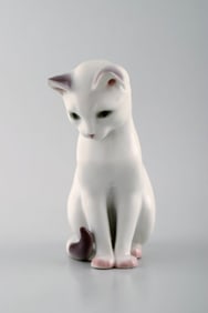 B & G / Bing & Grondahl - Sitting cat - number 2476.