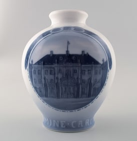 Royal Copenhagen commemorative vase "in nomine caritatis" dated 1921.