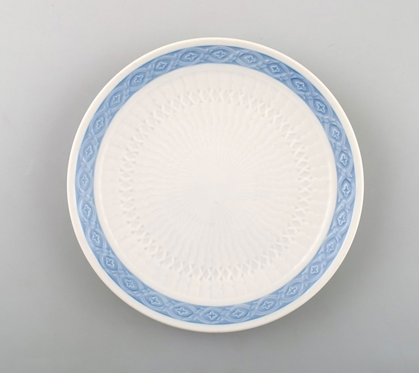 Blue Fan Royal Copenhagen porcelain dinnerware. bread plate cake plate no. 11522.: Blue Fan Royal Copenhagen porcelain dinnerware. bread plate cake plate no. 11522. Diameter 15.5 cm. 1. Quality, perfect condition. (Manufactured since 1909) discontinued. Design: Arnold Krog. Reserve: