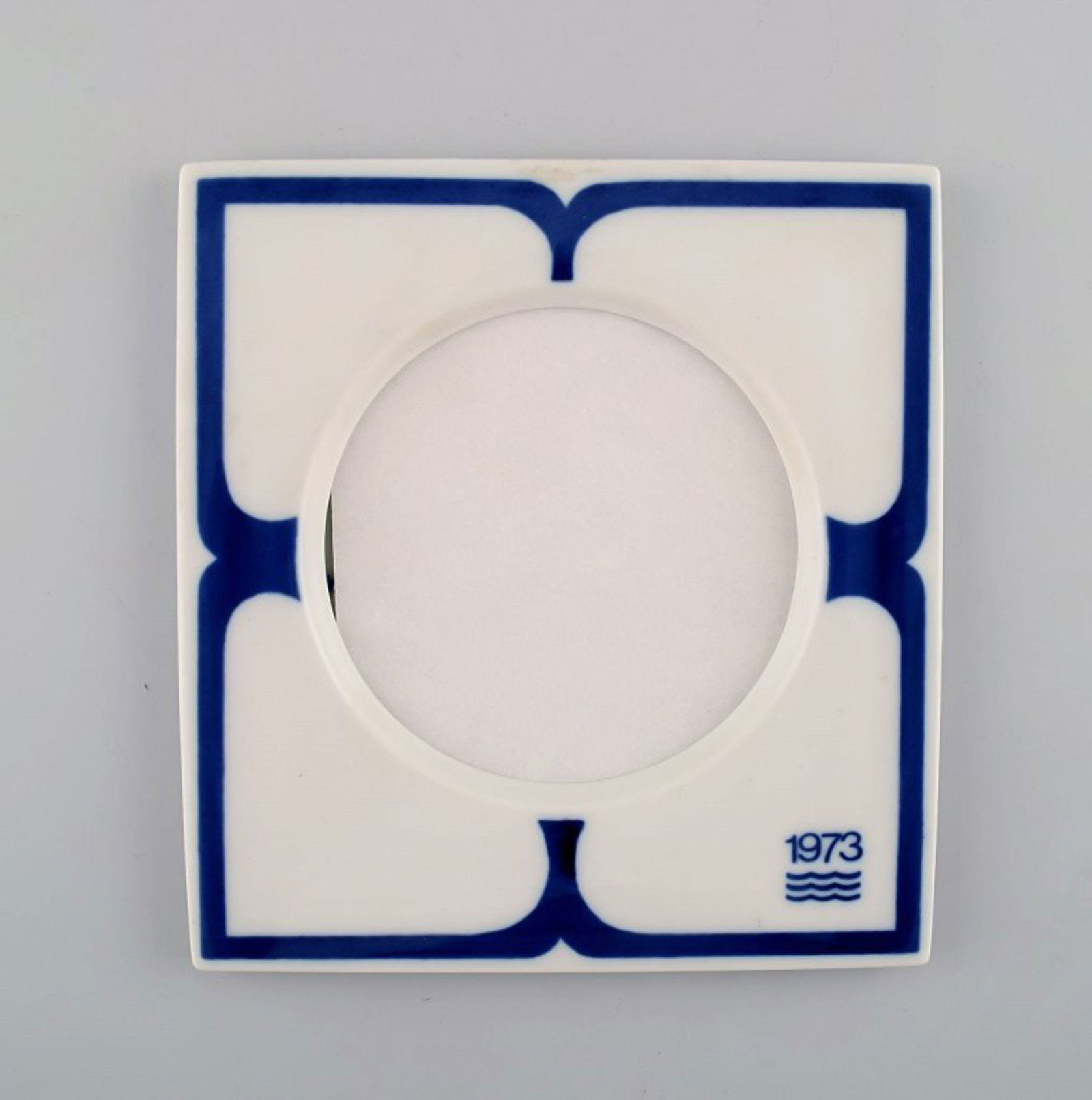 Royal Copenhagen annual frame from 1973 (large) with hanger in sterling silver by A. Michelsen.: Royal Copenhagen annual frame from 1973 (large) with hanger in sterling silver by A. Michelsen. Measures: 15 x 14 cm. In very good condition. 1st factory quality. Reserve: $40.00 Shipping: Domestic: S