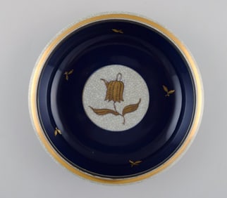 Oluf Jensen for Royal Copenhagen. Bowl in crackled porcelain with gold decoration and floral motif.