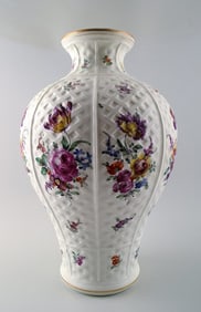 Large Vienna vase in porcelain. Richly decorated with flowers.