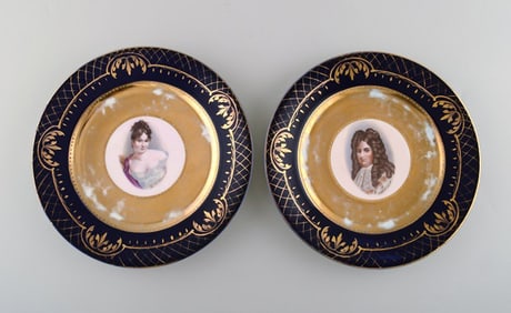 Two decorative plates in hand-painted porcelain with gold decoration. Motifs of Louis XIV and Madame