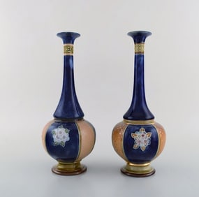 Royal Doulton, England. A pair of narrow-necked art nouveau vases in hand-painted porcelain. Ca