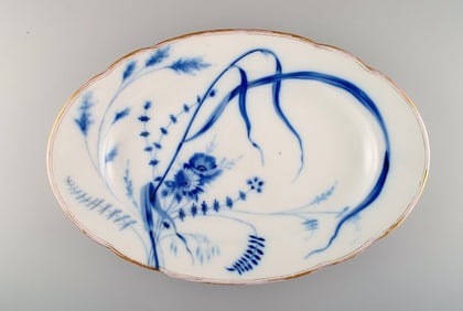 Fischer & Mieg, Pirkenhammer. Large antique dish in hand-painted porcelain with floral decoration