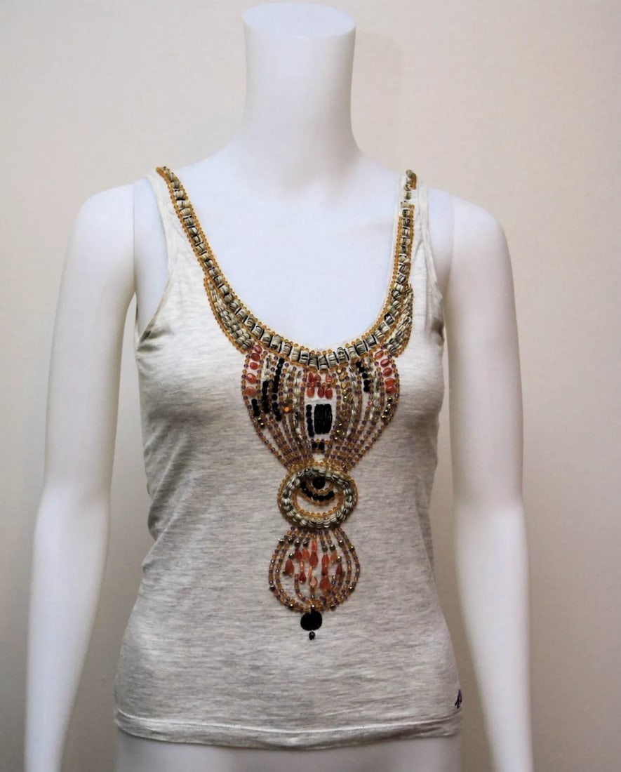 ETRO MILANO ITALY size 40 TANK TOP SHIRT BEADS 100% COTTON: N 10NH AUTHENTIC ETRO MILANO SIZE: 40 TANK TOP SIZE: 40 100% COTTON STRETCHY Etro is a New Tradition brand, this means that it functions through the combination of artisan know-how and creative experi