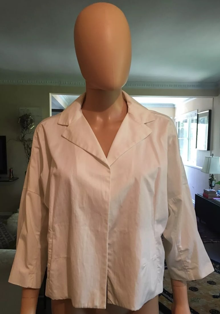 Chic Marni White Cotton Jacket Size 42: DK Marni White Cotton Jacket Size 42 · Wonderful blouse that is a necessity in your collection. · The blouse should be an article in your closet! · This is a European size 42, true to s