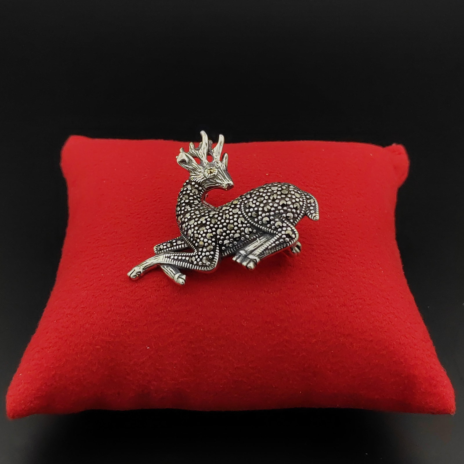 925 Silver Deer Brooch Ornated With Marcasite: Title: 925 Silver Deer Brooch Ornated With Marcasite Description: 925 Silver Deer Brooch Ornated With Marcasite -Condition:New Weight:8.6g Size:1.61x1.37 inch (41x35mm) With Gift Box. Express Shipping