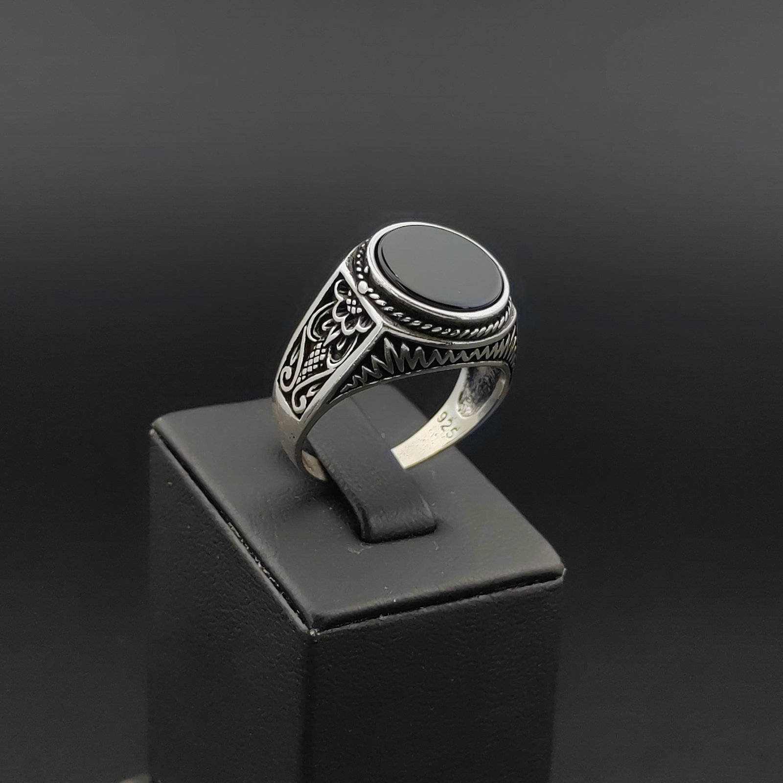 925 Silver Men's Ring with Black Onyx: Title: 925 Silver Men's Ring with Black Onyx Description: 925 Silver Men's Ring with Black Onyx -Condition:New -Total Weight:8.6g -Size: US Size 11 (20.75mm) With Gift Box Express Shipping.Carrier:DHL