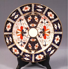 ROYAL CROWN DERBY ROYAL Traditional Imari Luncheon Salad Plate 2451 7 1/8" Older