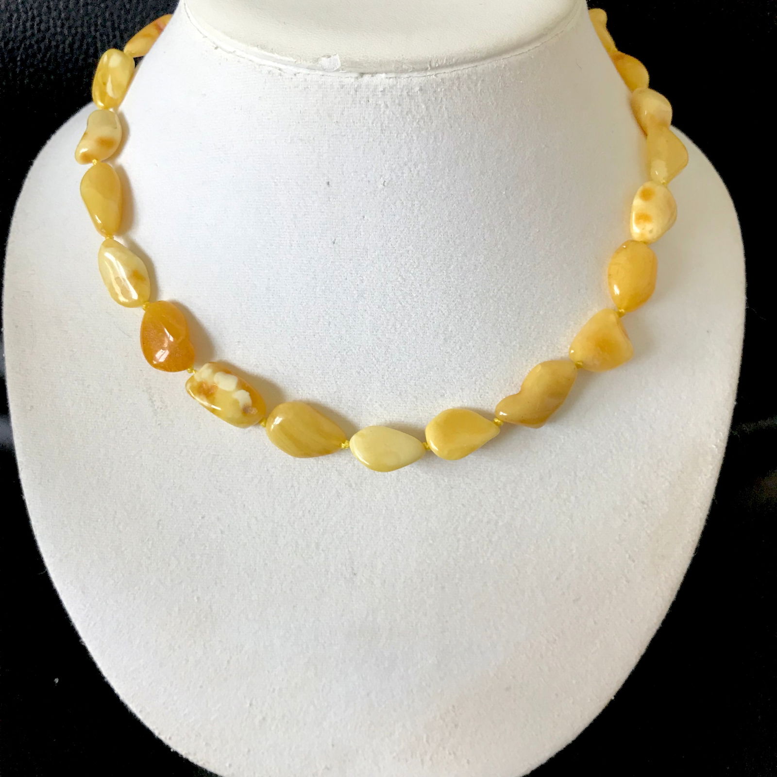Alluring Amber Necklace made from Natural shaped Amber beads: Title: Alluring Amber Necklace made from Natural shaped Amber beads Metal:None Gemstone: Amber Weight :16.1 g Size:Bead size: 15.2 x 12.3 mm Bead size: 0.598 x 0.484 inches Made of: (Reconstituted Amb