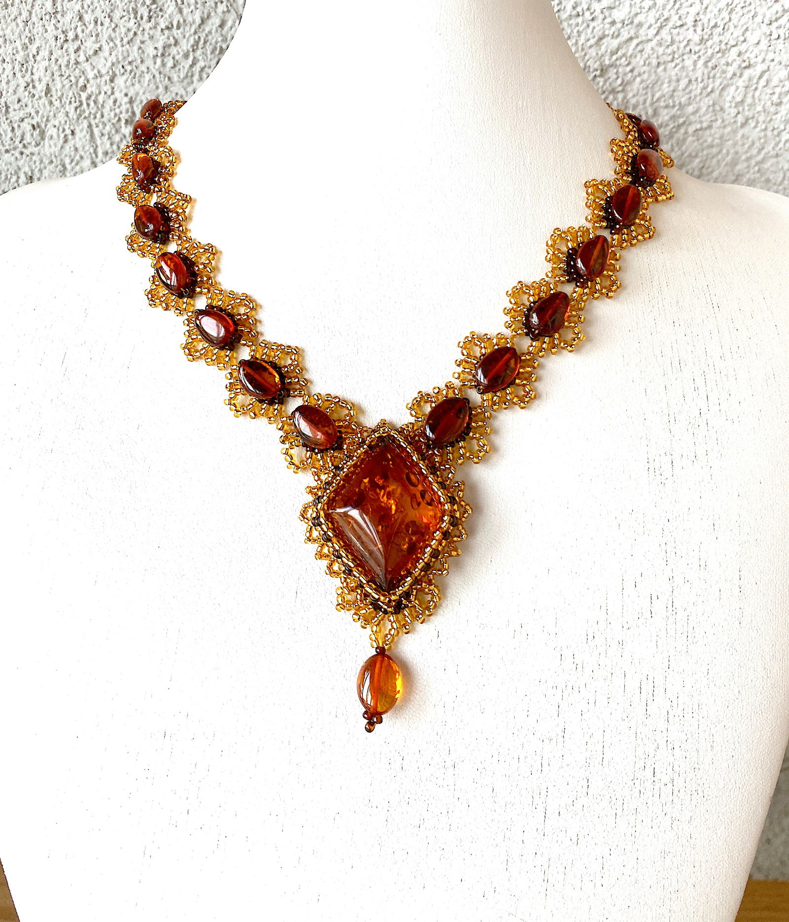 Staggering Amber Floral Necklace made from leaf like bead ornaments: Title: Staggering Amber Floral Necklace made from leaf like bead ornaments Metal:None Gemstone: Amber Weight :30.0 g Size:Size: 65.0 x 11.0 x 440.0 mm Size: 2.559 x 0.433 x 17.323 inches Made of: (Rec