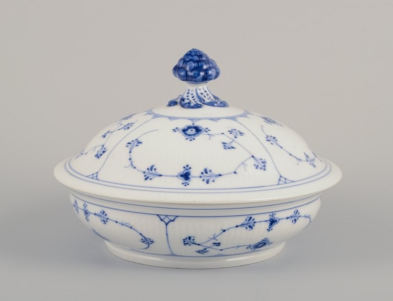 Royal Copenhagen Blue Fluted, round lidded tureen. (1 of 9)