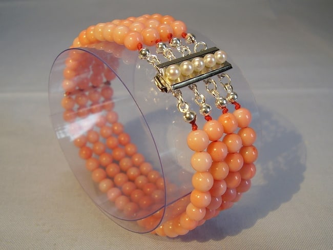 CORAL BRACELET 4-REIHIG ANGEL SKIN CORAL.: DescriptionTitle:CORAL BRACELET 4-REIHIG ANGEL SKIN CORAL.Brand:NoMetal Purity:Silver 835,Gemstone: skin coralCarat Weights:150 cts.Size/Dimensions:Total weight 33,3 gram, Total length 20,5 cm, Total 