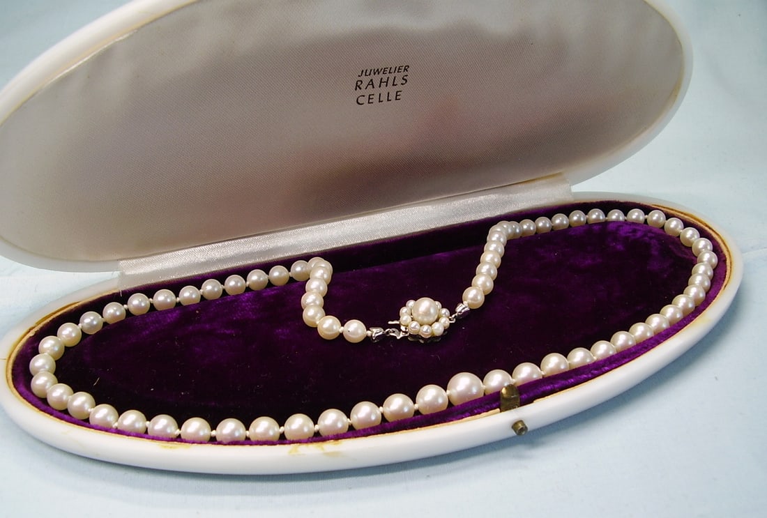 AKOYA CULTURED PEARL NECKLACE.: Title: AKOYA CULTURED PEARL NECKLACE. Brand:No Metal Purity:Yellow gold 14 K=585 YG Gemstones: akoya pearl Carat Weights:130 Size/Dimensions:Total weight 28,6 gram, Total length 52,5 cm, pearl ? 5,5-8