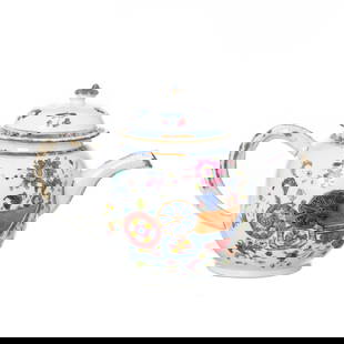 TEAPOT - INDIA COMPANY - QIANLONG (1736-1795) - TOBACCO LEAF: Made of Chinese porcelain from the "Indian Company". The "Tobacco Leaf" decoration is featured. Qianlong reign (1736-1795). Height: 15 cm. Reserve: $1,500.00 Shipping:Domestic: Flat-rate of