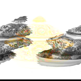 GUANGXU (1875-1908) - SMALL SOUP TUREEN WITH SAUCER: Chinese porcelain, Guangxu period (1875–1908). Polychrome and gilt mandarin decoration with oriental figures. Dimensions: 14 x 23 cm. Reserve: $400.00 Shipping:Domestic: Flat-rate of