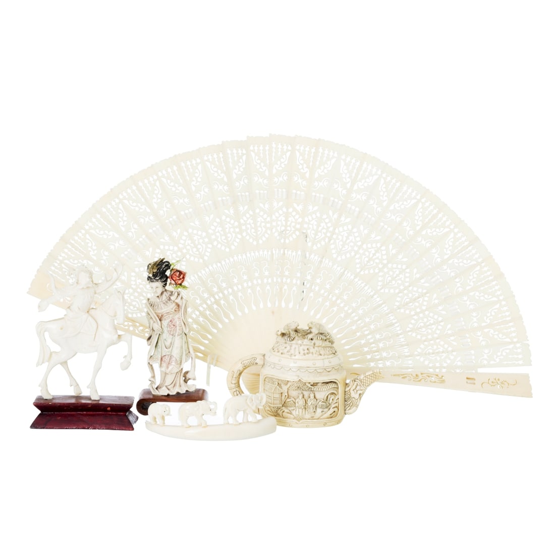 LOT OF FOUR PIECES: Chinese bone figurine from the first half of the 20th century, composed of a fan, deity, teapot, elephant tusk, and an oriental figure with a horse. Defects. Dimensions (fan): 23 x 40 cm Reserve: $400