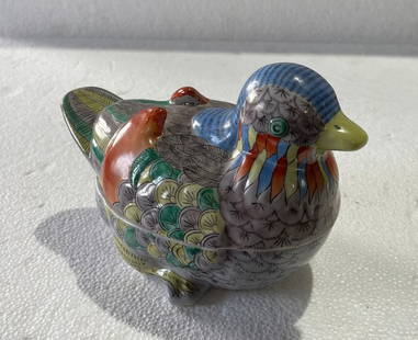 DUCK-SHAPED TERRINE, IN CHINESE PORCELAIN: Made of 20th-century Chinese porcelain, with realistic, polychrome decoration. Dimensions: 13 x 20 cm. Reserve: $300.00 Shipping:Domestic: Flat-rate of $50.00 to anywhere within the contiguous