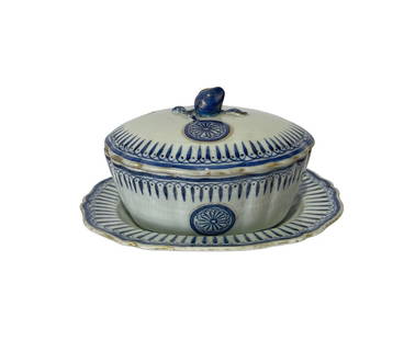 TERRINE WITH PRESENTER - INDIA COMPANY - QIANLONG (1736-1795): Made of Chinese export porcelain, decorated in blue and white tones, gilded with plant motifs. Fruit-shaped lid knob. Qianlong reign (1736–1795). Broken and glued. Dimensions: (tureen) 9.5 x