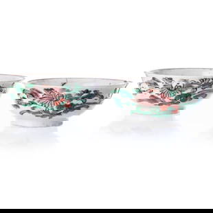 PAIR OF BOWLS - INDIAN COMPANY - QIANLONG (1736-1795) PINK FAMILY: Made of Chinese porcelain, from the India Company, during the Qianlong reign (1736–1795). Decorated in shades of the rose family, depicting floral motifs. Diameter: 11 cm. Reserve: $100.00 