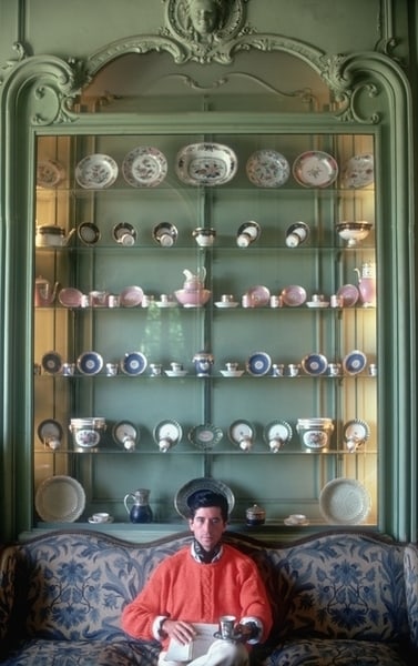 Comte D'arcangues ' By Slim Aarons Oversized C Type: Description ' Comte d'Arcangues ' by Slim Aarons 1986, Michel, Comte d'Arcangues, against a wall of Sevres and Compagnie des Indes porcelains at his chateau d'Arcangues, Biarritz, France. (Photo by Sl