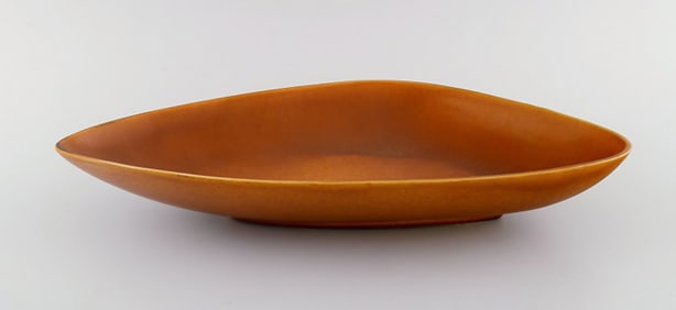 Gunnar Nylund for Nymølle. Large triangular dish in glazed ceramics. Beautiful glaze in light