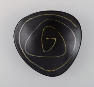 Swedish ceramicist. Bowl in black glazed ceramics with abstract motif. 1950s / 60's.