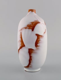 Anna Lisa Thomson (1905-1952), Sweden. Vase in white glazed ceramics with seashells. Approx. 1950.