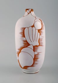 Anna Lisa Thomson (1905-1952), Sweden. Vase in white glazed ceramics with seashells. Approx. 1950.