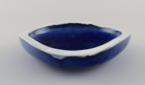 Vicke Lindstrand for Upsala-Ekeby. Bowl in glazed ceramics. Beautiful glaze in shades of blue.