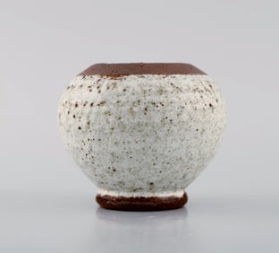 Eli Keller (b. 1942), Sweden. Round unique vase in white glazed stoneware. 21st Century.