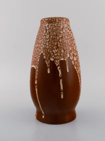 Leon Pointu (1879-1942), France. Large art deco vase in glazed stoneware. Beautiful cream-colored