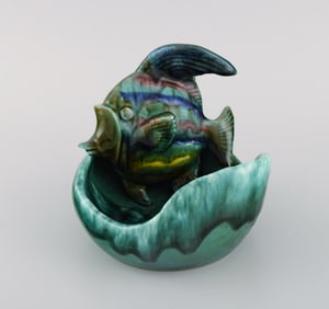 Belgian studio ceramicist. Bowl in glazed ceramics modeled with fish. Beautiful glaze in shades of
