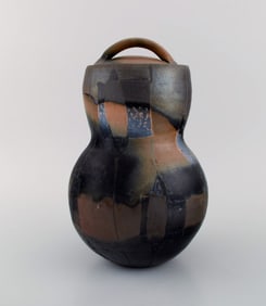 European studio ceramicist. Large unique lidded jar in glazed stoneware. Late 20th century.