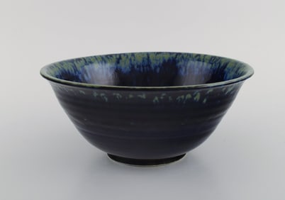 Carl Harry Stålhane (1920-1990) for Designhuset. Bowl in glazed ceramics. Beautiful glaze in
