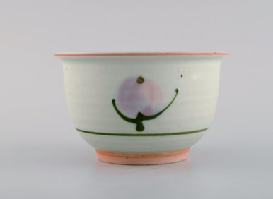 Bodil Manz (b. 1943), Denmark. Unique bowl in glazed ceramics with hand-painted flowers. 1980s.