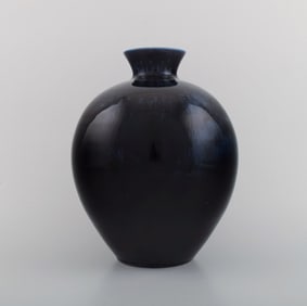 Berndt Friberg (1899-1981) for Gustavsberg Studiohand. Rare vase in glazed stoneware. Beautiful