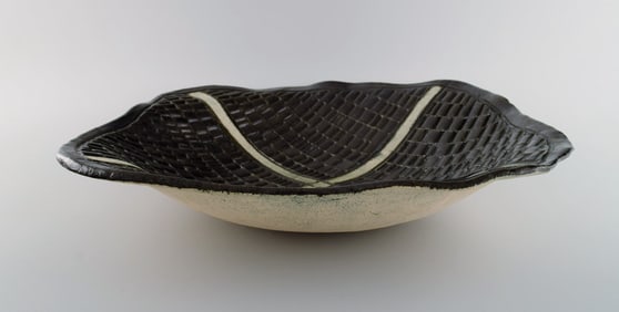European studio ceramicist. Large unique dish / bowl in glazed ceramics. Late 20th century.