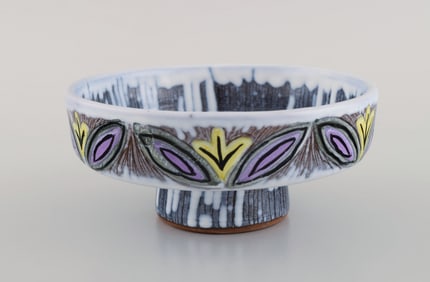 Swedish ceramicist. Compote in glazed ceramics with hand-painted flower decoration. 1960s.