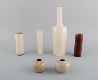 British studio ceramist. Six vases in glazed ceramics. 1980s.