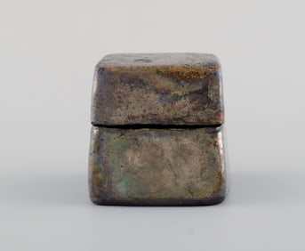 European studio ceramist. Lidded jar in glazed ceramics. Beautiful metallic glaze. Dated 1998.