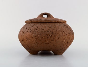 Gutte Eriksen: b. Rødby 1918, d. 2008. Large unique lidded jar in stoneware. Raku burned
