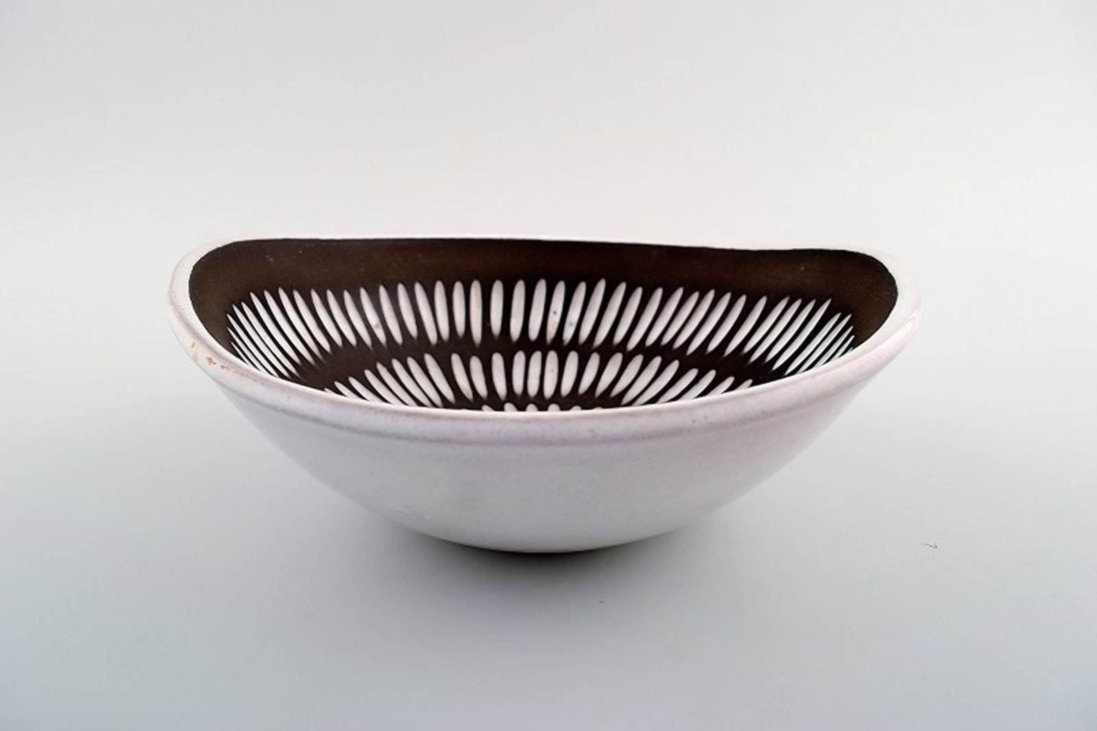 INGRID ATTERBERG Bowl for UPSALA EKEBY of SWEDEN.: INGRID ATTERBERG Bowl for UPSALA EKEBY of SWEDEN. Produced between 1953-58, it is from the NEGRO SERIES. Matt brown glazed finish inside with incised cut design in concentric circles highlighted in cr
