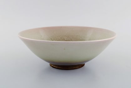 Vicke Lindstrand for Upsala-Ekeby. Large bowl in glazed ceramics. Beautiful glaze in red and sand