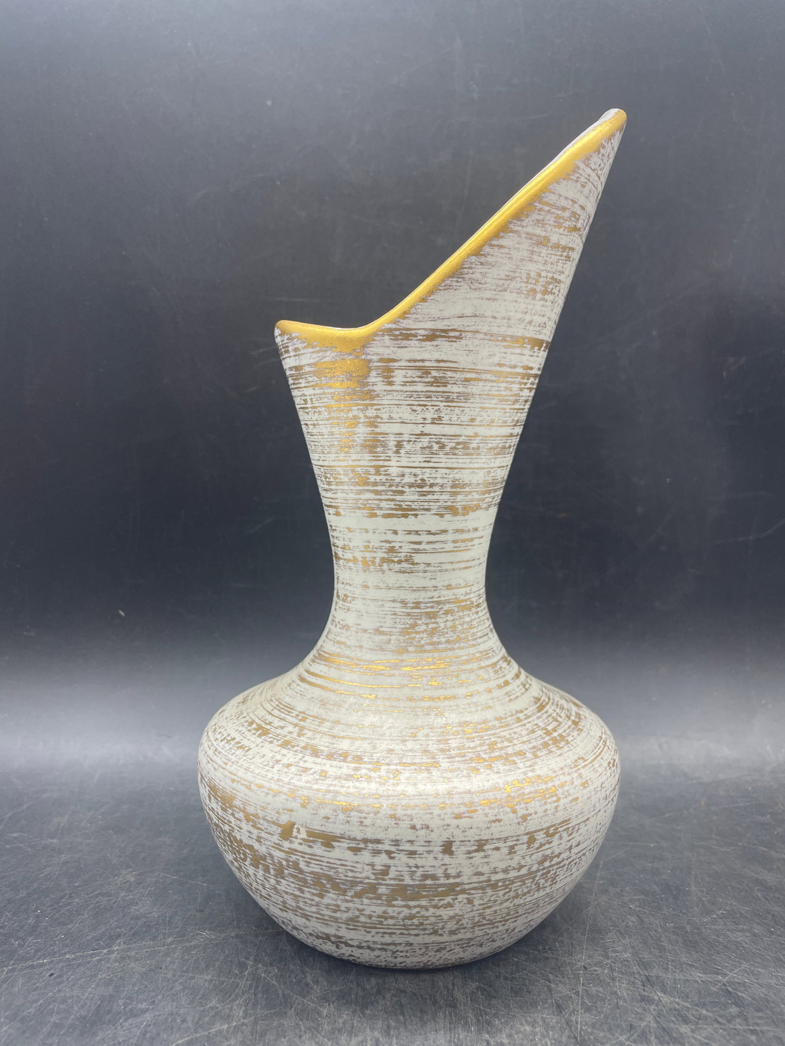 Vintage Royal Haeger Gold Tweed Vase #413, 22k: Title: Vintage Royal Haeger Gold Tweed Vase #413, 22k Date/Period: unknown Dimension: Approx 9" Material: ceramic Additional Information: Vintage Royal Haeger Gold Tweed Vase #413, 22k Shipping: Domes