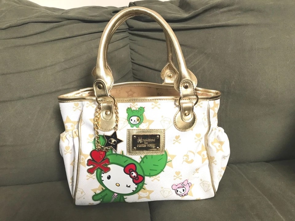 TOKIDOKI X HELLO KITTY BOSTON SANDY BAG ~ MINI White Handbag ~ LT ED ~ Purse: TOKIDOKI X HELLO KITTY BOSTON MINI HANDBAG Description: Hello Kitty and Tokidoki team up again for an exciting exclusive limited edition handbag featuring Hello Kitty and her Tokidoki friends. This fa